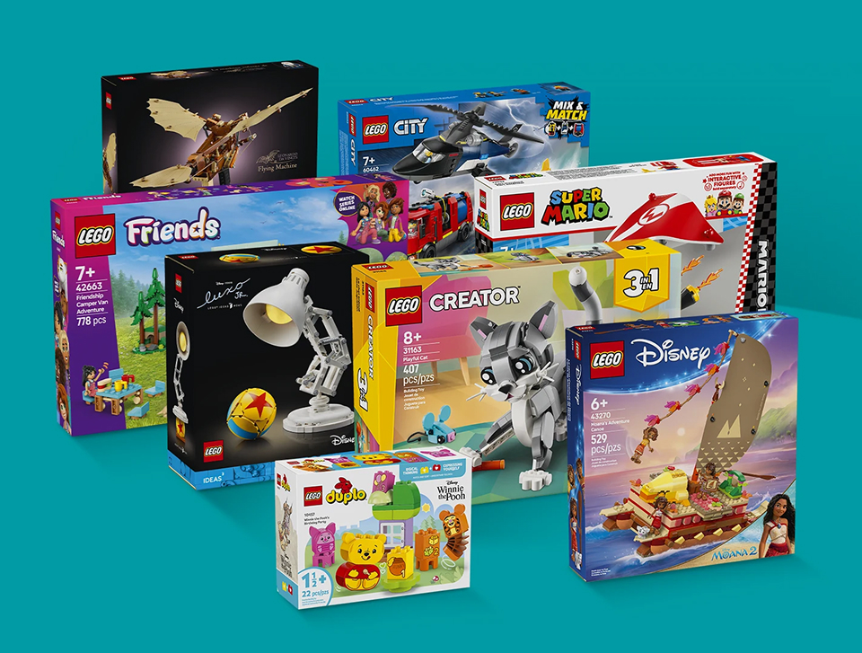 Panoramica dei premi del concorso: diverse confezioni LEGO&reg; (Friends, Disney, City, Super Mario, Creator 3-in-1, ecc.) disposte insieme su sfondo turchese con testo “Una fantastica fornitura di prodotti LEGO&reg;”.
